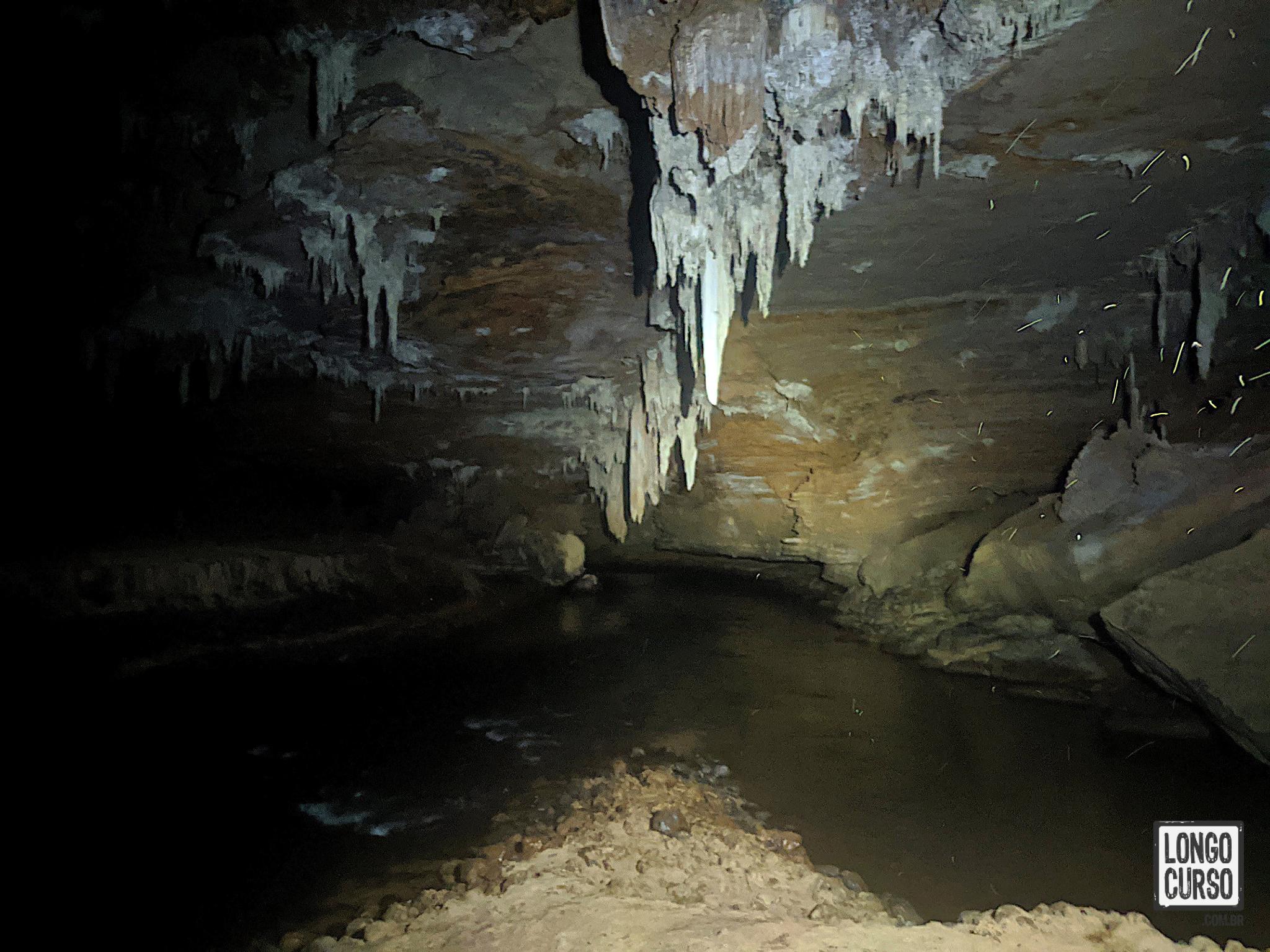 Encontro dos rios dentro da Caverna São Bernardo. Os insetos abundantes ficaram registrados como riscos brilhosos à direita da imagem.