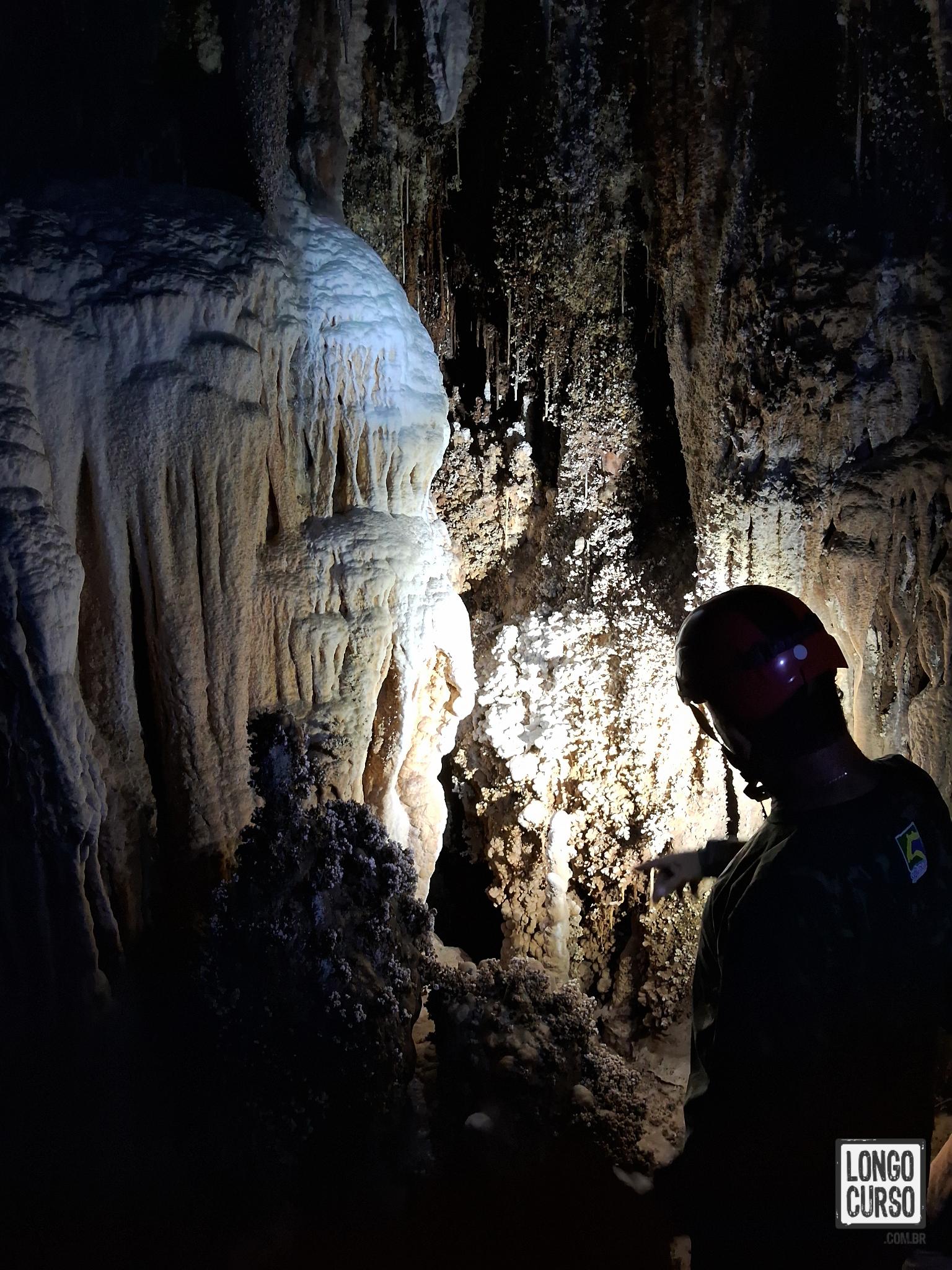 Avançando pelo interior da Caverna São Mateus