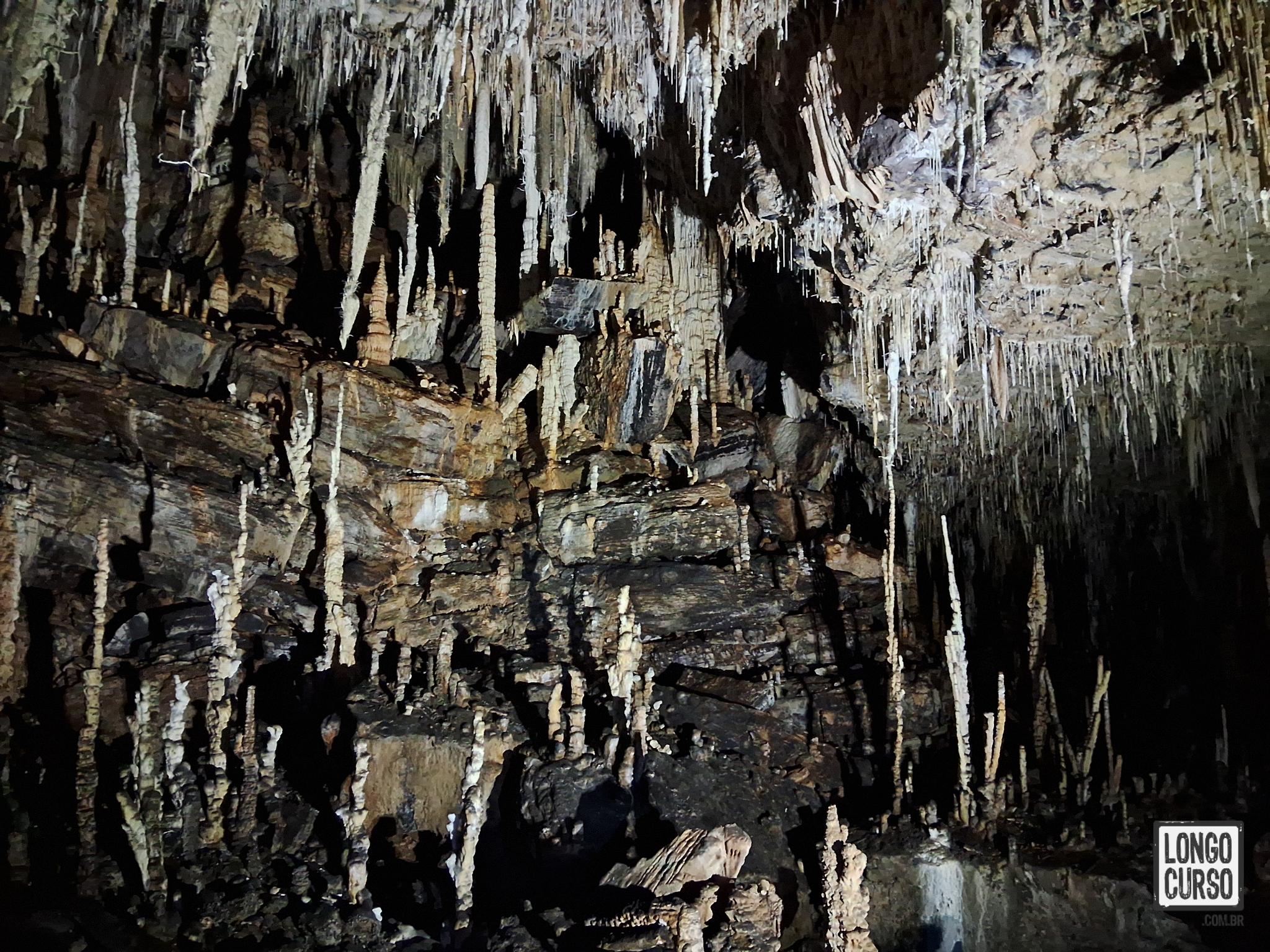 A Caverna São Mateus impressiona pela densidade de espeleotemas e variedade de cores