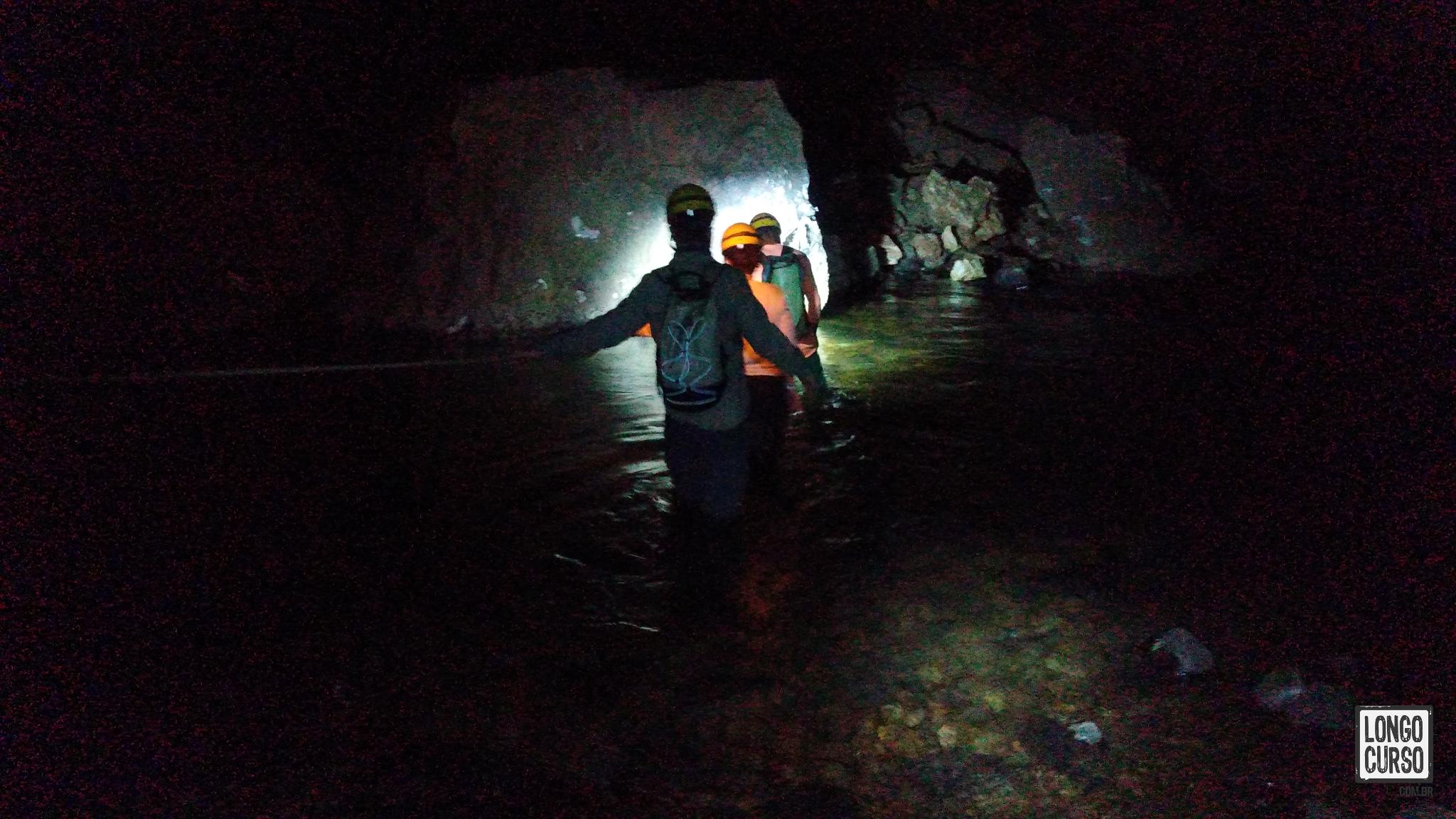 Uma das travessias do rio durante a visita à Caverna Terra Ronca I