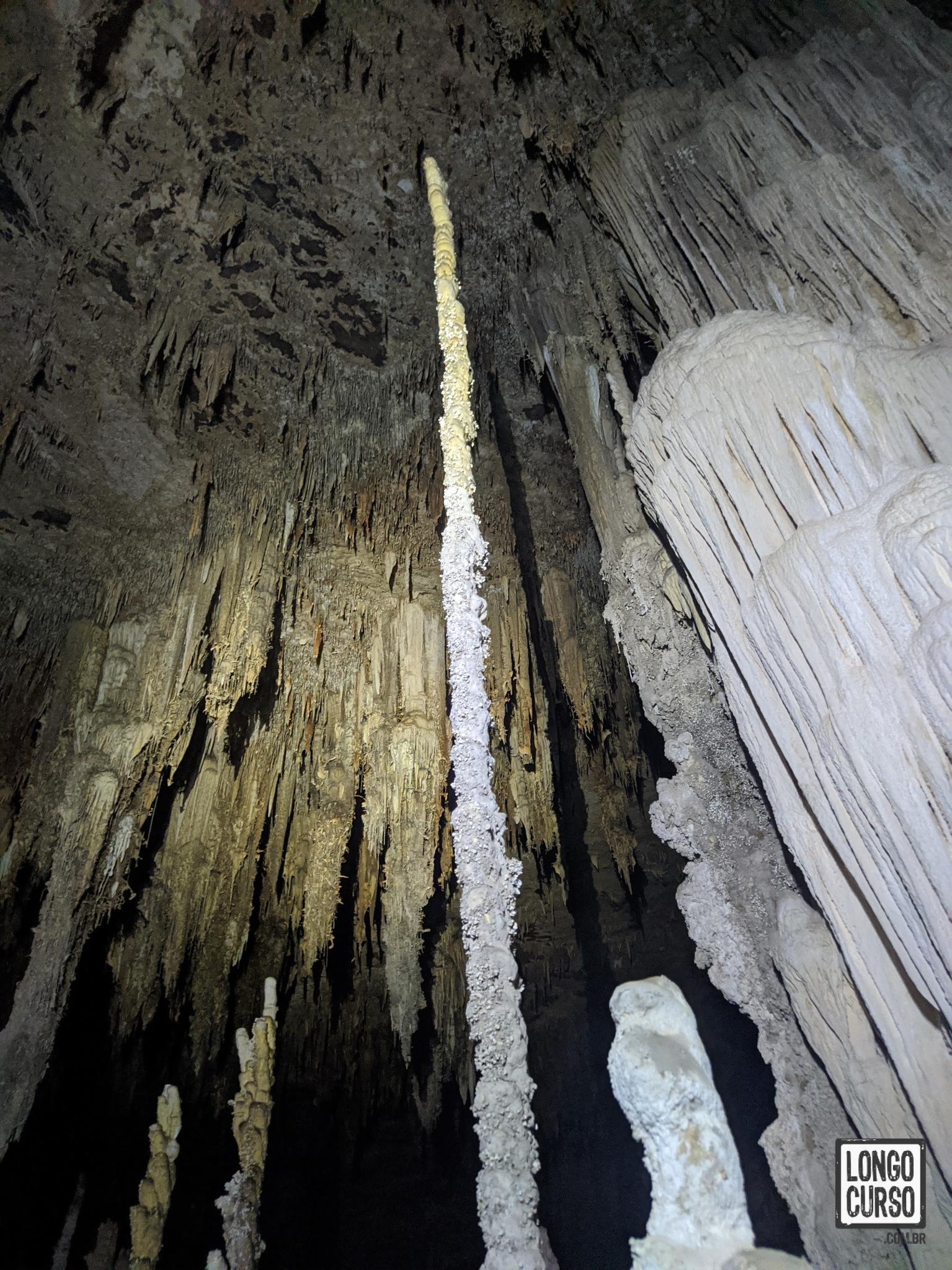 Estalagmite com mais de 5 metros de altura na Terra Ronca II