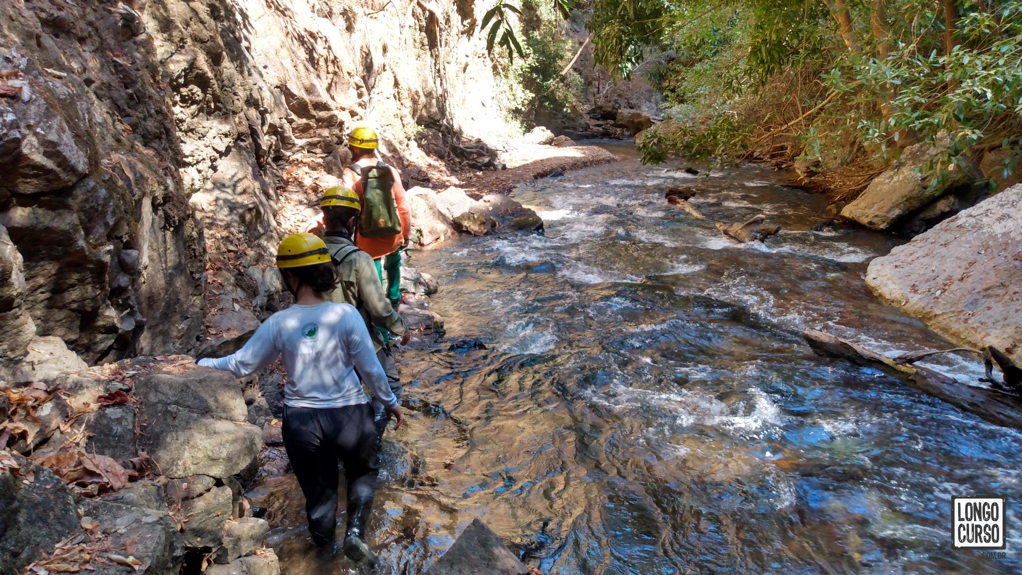 Trecho de caminhada no rio entre Terra Ronca I e II