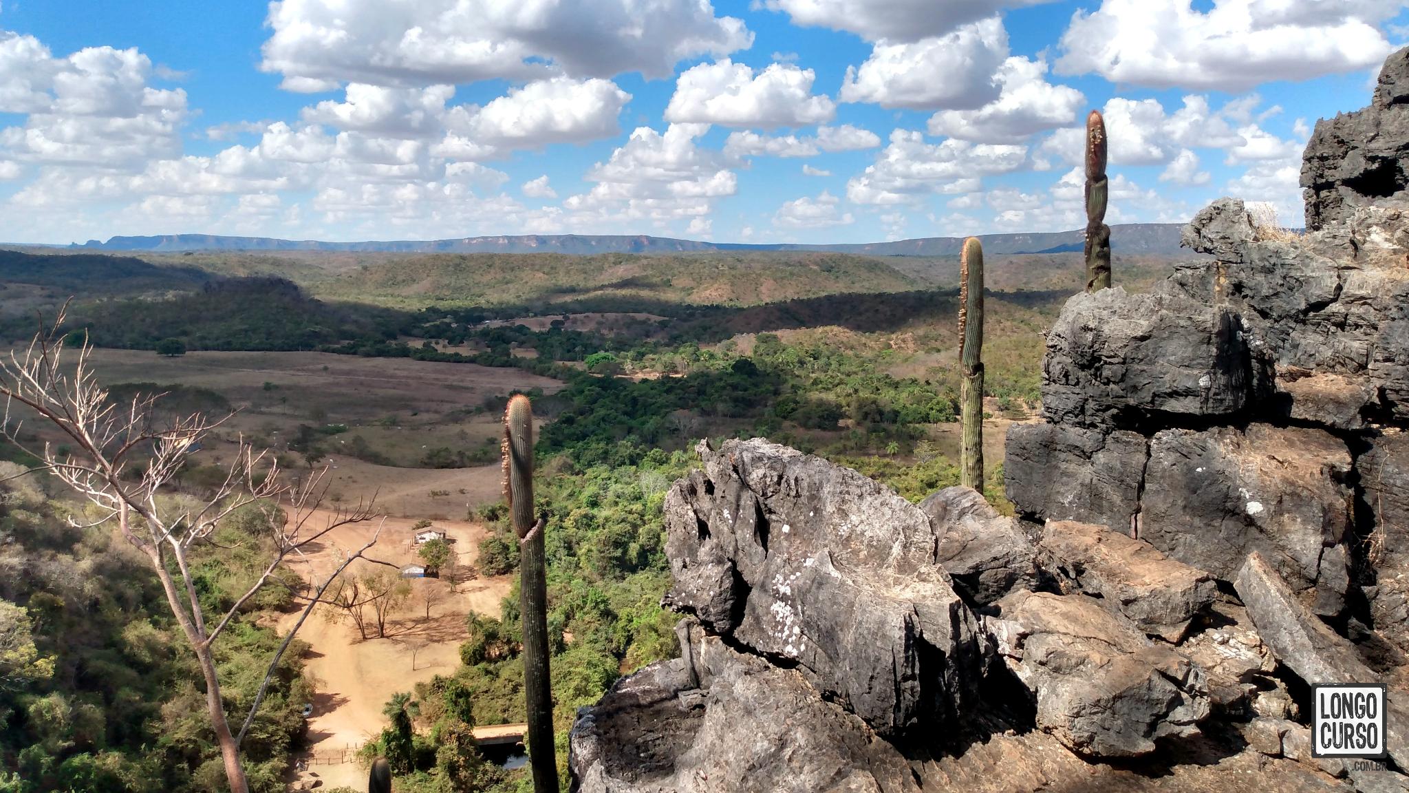 Visual do topo da Terra Ronca I. Abaixo, a GO-108 e no fundo, as Serras Gerais